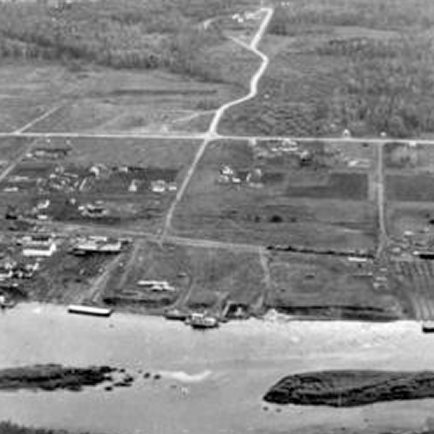 Vue aérienne d’un site d’exploitation des sables bitumineux et du paysage à Fort McMurray.